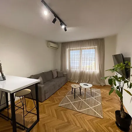 Cozy Apartment, In The Center Of טיראנה
